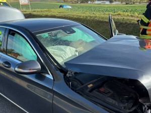 Další nehoda uzavřela v neděli dopoledne hlavní tah do Krumlova. U Kosova se čelně srazila dvě auta