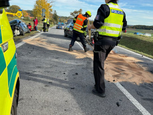 Další nehoda uzavřela v neděli dopoledne hlavní tah do Krumlova. U Kosova se čelně srazila dvě auta