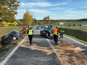 Další nehoda uzavřela v neděli dopoledne hlavní tah do Krumlova. U Kosova se čelně srazila dvě auta