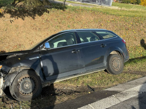 Další nehoda uzavřela v neděli dopoledne hlavní tah do Krumlova. U Kosova se čelně srazila dvě auta