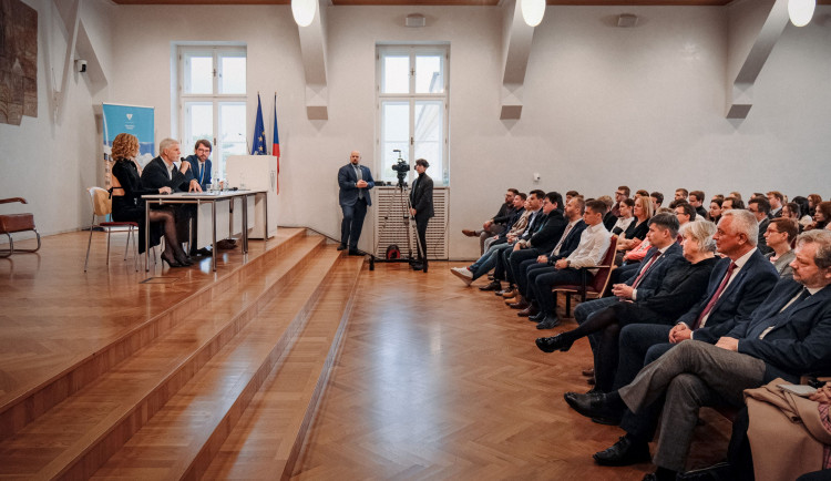 FOTOGALERIE: Prezident Pavel na univerzitě debatoval se studenty. Jeho choť otevřela mediační centrum