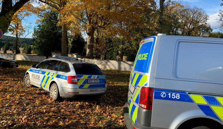 Policie vyšetřuje vraždu. Tělo ženy našel turista na hřbitově