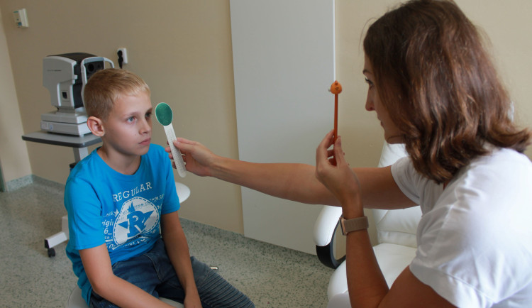 Počet očních vad u dětí roste. Přerovská nemocnice otevřela novou ambulanci pro mládež