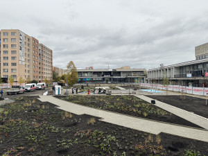 Revitalizace náměstí u KD Vltava spěje ke konci. Závlahu zeleně bude řídit automat