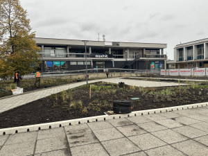 Revitalizace náměstí u KD Vltava spěje ke konci. Závlahu zeleně bude řídit automat