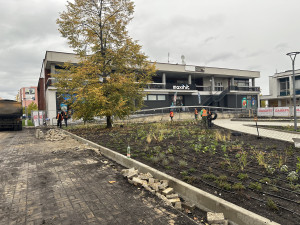 Revitalizace náměstí u KD Vltava spěje ke konci. Závlahu zeleně bude řídit automat
