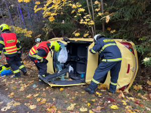Jednu zraněnou osobu vyprošťovali profi hasiči ze zničeného auta, které havarovalo u Hluboké nad Vltavou.