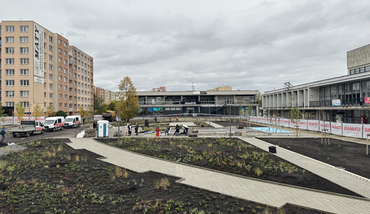 Revitalizace náměstí u KD Vltava spěje ke konci. Závlahu zeleně bude řídit automat