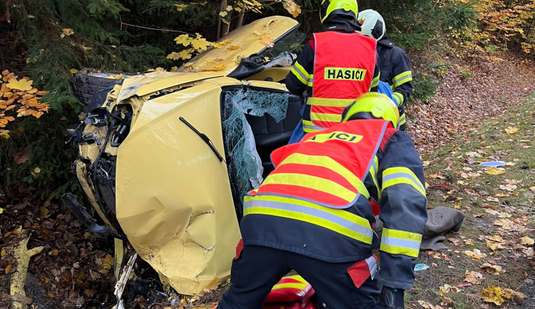 Jednu zraněnou osobu vyprošťovali profi hasiči ze zničeného auta, které havarovalo u Hluboké nad Vltavou.