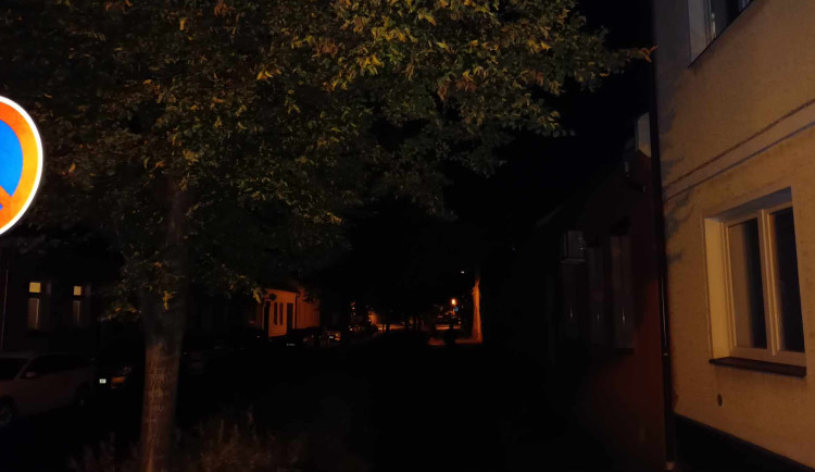 Lidé si stěžují na tmu v některých ulicích Prostějova. Kvůli úsporám polovina lamp nesvítí