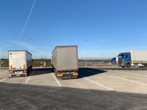 V Česku chybí denně až dva tisíce parkovacích míst pro kamiony. Výstavbu komplikuje složitá příprava staveb