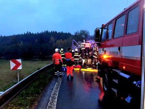 Na Písecku se srazily dva náklaďáky. Jeden z řidičů zemřel