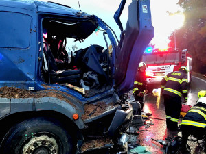 Na Písecku se srazily dva náklaďáky. Jeden z řidičů zemřel