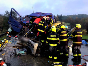 Na Písecku se srazily dva náklaďáky. Jeden z řidičů zemřel