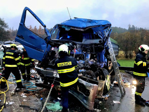 Na Písecku se srazily dva náklaďáky. Jeden z řidičů zemřel