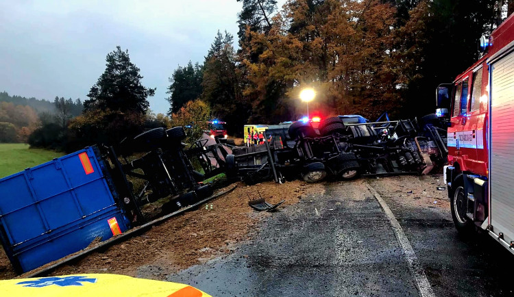 Na Písecku se srazily dva náklaďáky. Jeden z řidičů zemřel