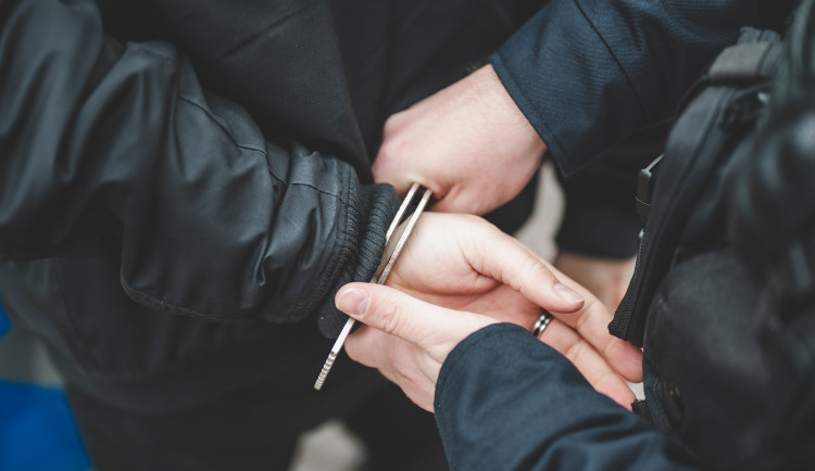 Policie dopadla podvodníka, který prodával na internetu elektroniku. Hrozí mu až pět let vězení