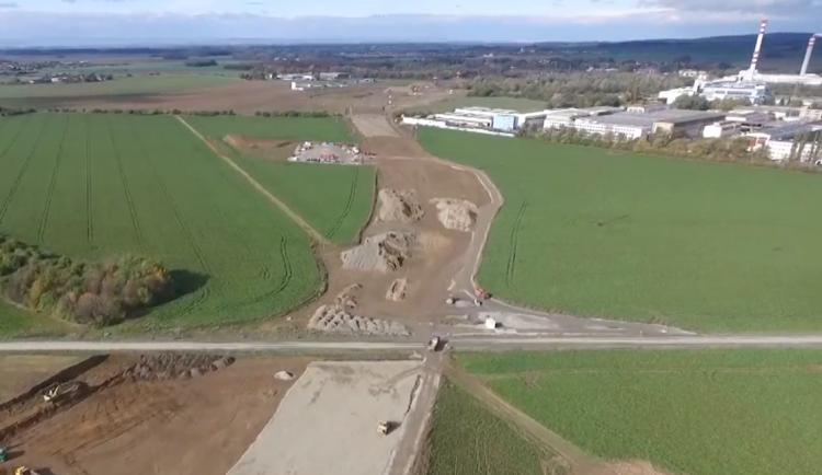 VIDEO: Přeložka silnice mezi Bochoří a Přerovem kvůli D1 komplikuje dopravu. Potrvá ještě měsíc