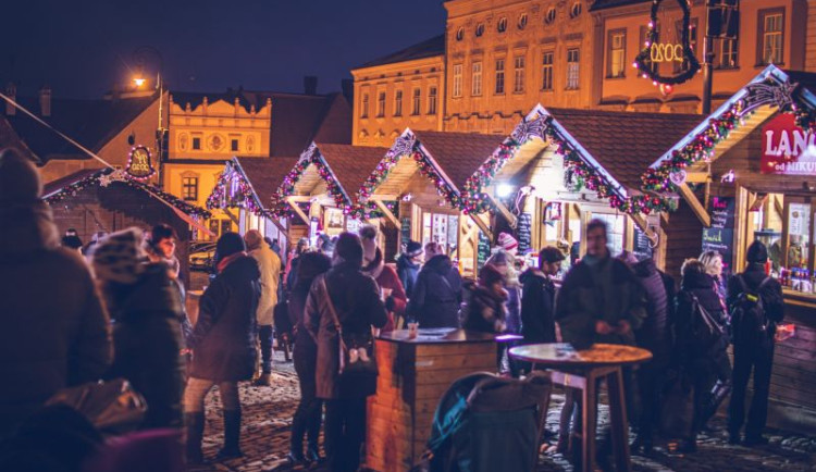 Znojmo se šňoří do vánočního. Advent zpestří ruské kolo, rakouští čerti i zabíjačka