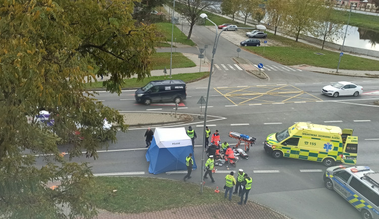 Na křižovatce u mostu v Přerově automobil s vozíkem usmrtil ženu. Záchranáři jí nedokázali pomoci