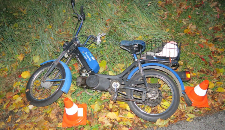 Senior na motorce havaroval. Do nemocnice ho transportoval vrtulník