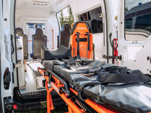 Českobudějovická nemocnice dostala od partnerů dva nové sanitní vozy