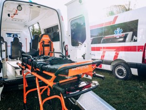 Českobudějovická nemocnice dostala od partnerů dva nové sanitní vozy