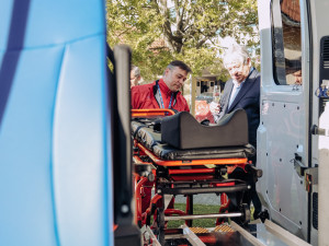 Českobudějovická nemocnice dostala od partnerů dva nové sanitní vozy