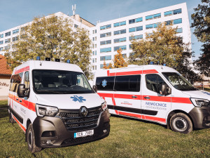 Českobudějovická nemocnice dostala od partnerů dva nové sanitní vozy