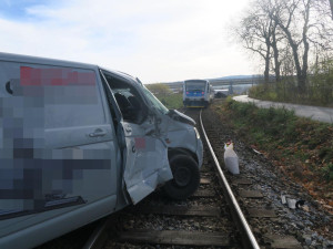 Na nezabezpečeném přejezdu se srazila dodávka s vlakem. Řidič vyvázl s lehkým zraněním