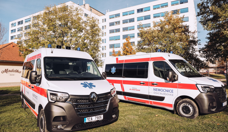 Českobudějovická nemocnice dostala od partnerů dva nové sanitní vozy