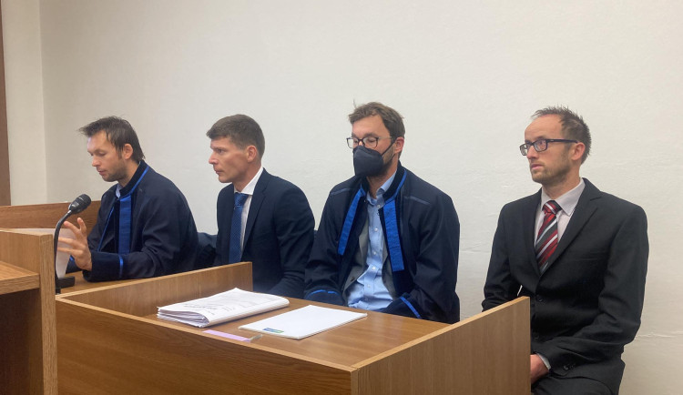 Začal soud s muži, jejichž vinou podle policie v Alpách zemřely dvě ženy