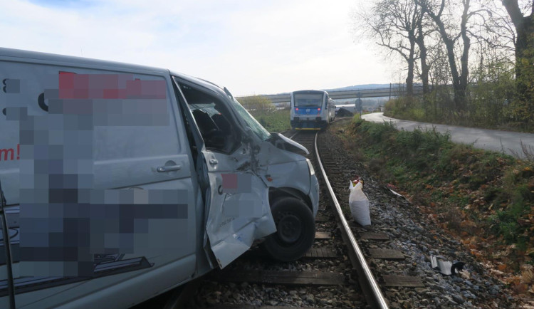 Na nezabezpečeném přejezdu se srazilo auto s vlakem. Řidič vyvázl s lehkým zraněním