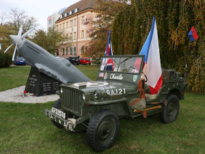 Pietní akt v Českých Budějovicích u památníku letců RAF