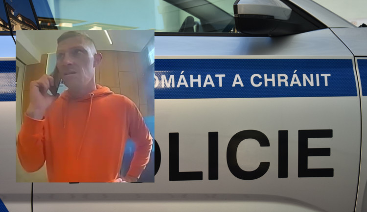 Další podvod s napadeným bankovním účtem. Policie pátrá po muži z fotografie