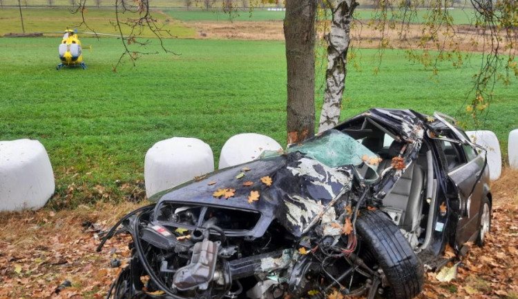 Po nárazu do stromu zemřela na Písecku mladá žena