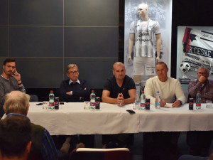 Zleva: Sportovní manažer Jan Podroužek, předseda představenstva Vladimír Koubek, trenéři Marek Nikl a Tomáš Zápotočný a generální sekretář a sportovní ředitel Milan Čadek.