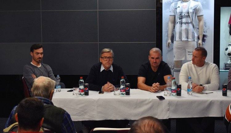 Zleva: Sportovní manažer Jan Podroužek, předseda představenstva Vladimír Koubek, trenéři Marek Nikl a Tomáš Zápotočný.