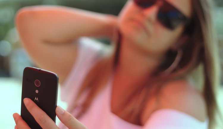 Přes internet poslali své intimní fotografie a videa. Případy končily vydíráním