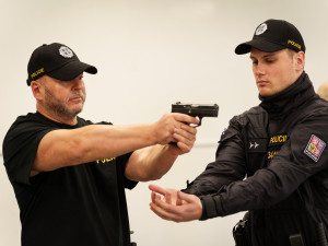 Ze života policejních nováčků, kde už během prvních dnů o akci není nouze