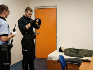 Ze života policejních nováčků, kde už během prvních dnů o akci není nouze