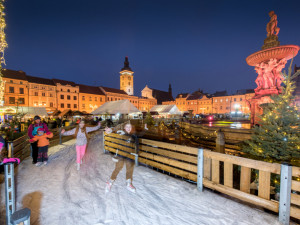 Začíná budějovický advent. Nasvícená zoo láká tisíce návštěvníků, vánoční atmosféru navodí i na výstavišti