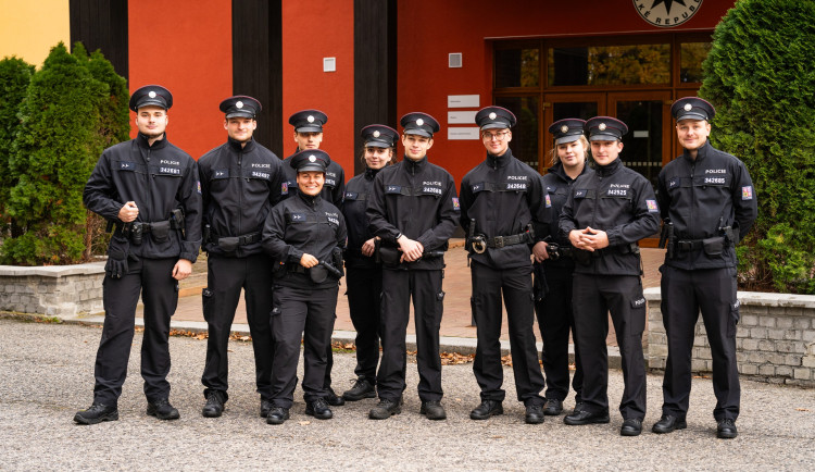 Ze života policejních nováčků, kde už během prvních dnů o akci není nouze