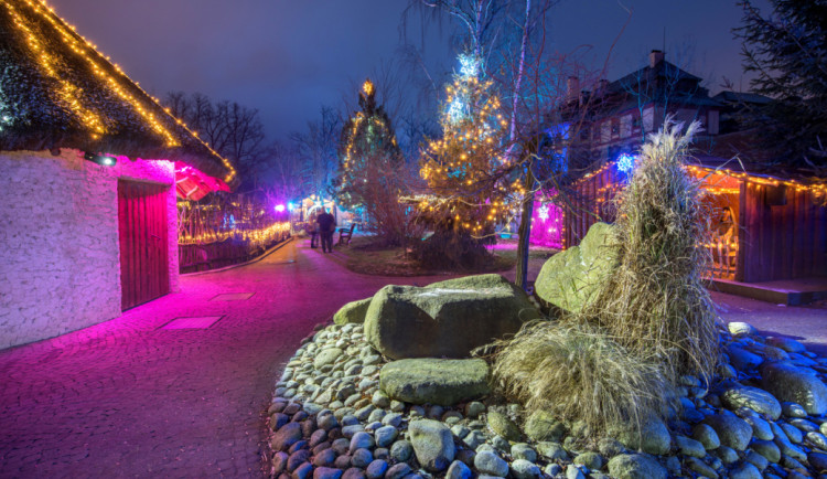 Začíná budějovický advent. Nasvícená zoo láká tisíce návštěvníků, vánoční atmosféru navodí i na výstavišti