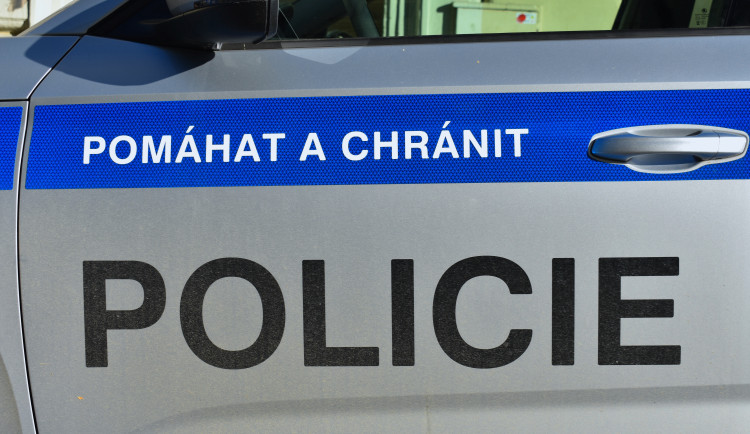 Žena chtěla na Facebooku prodat mobilní telefon. Místo toho přišla o více než 100 tisíc korun