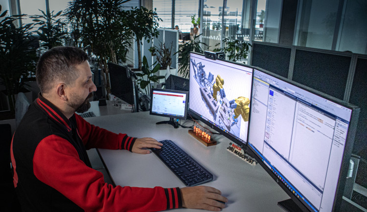 Digitální dvojče pomáhá v Boschi s výrobou nových strojů. Na snímku Jiří Masopust.