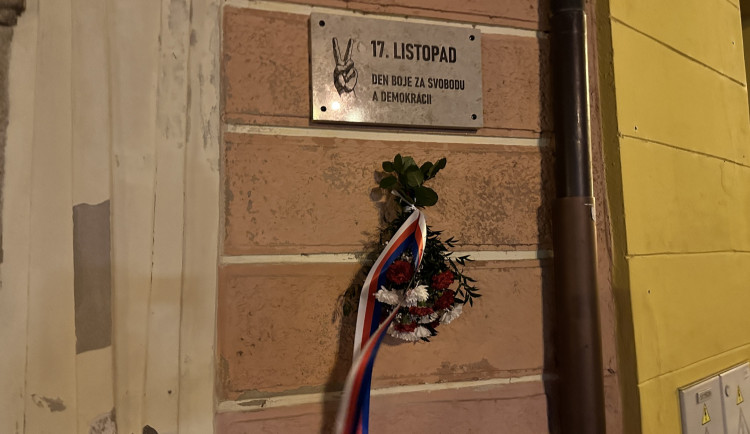 V Jindřichově Hradci byl odhalen památník událostem 17. listopadu, přišly desítky lidí