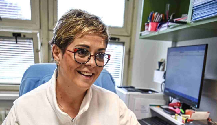 Dívku na mopedu srazilo v Prostějově auto. Zdravotní sestra a dvě studentky jí bleskovou reakcí zachránily život