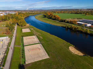 Nedaleko jsou také Vrbenské rybníky či řeka Vltava.
