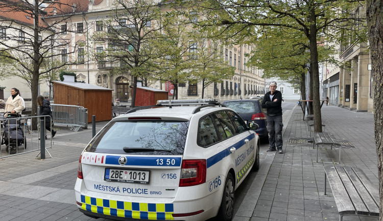 V Brně sundali ze střechy labilní ženu s nervózním psem. Štěkali na kolemjdoucí